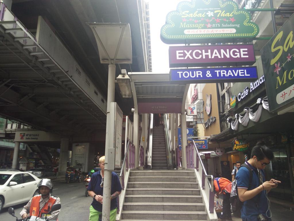 曼谷德瓦里快速普拉西罗姆酒店 外观 照片
